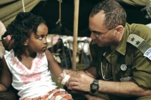 An IDF doctor tends to a patients at the field hospital in Haiti (IDF)